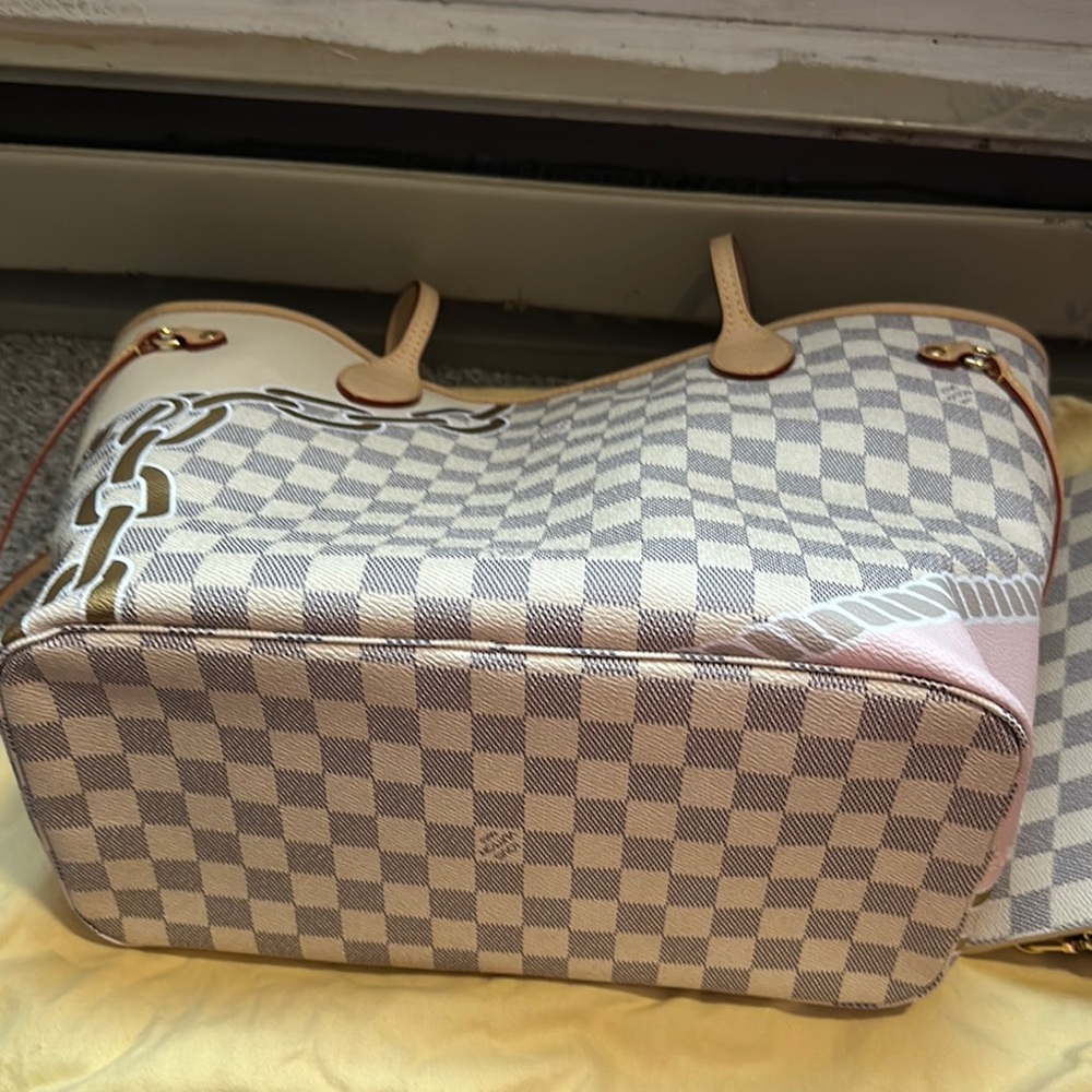 Louis Vuitton Pink and Brown Tote Bag with Classic Design - Picture 5 of 9